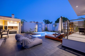 Μr & Μrs Grey Villas - Ultra-Luxury Complex of Two Private Villas with Pools and PS5, Near Laganas